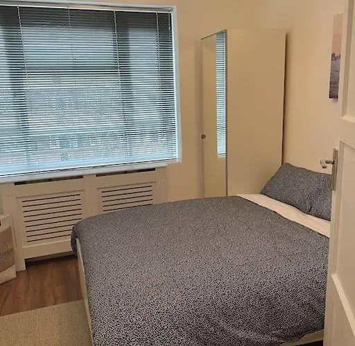 Flat In White City - Westfield