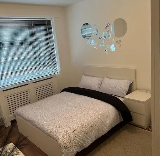 Flat In White City - Westfield
